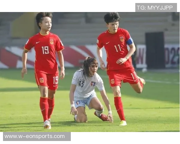 拜仁新款热身服色彩斑斓引发球迷热议纷纷吐槽设计失误